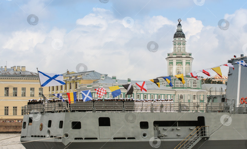 Скачать Накормите большой военный корабль. фотосток Ozero