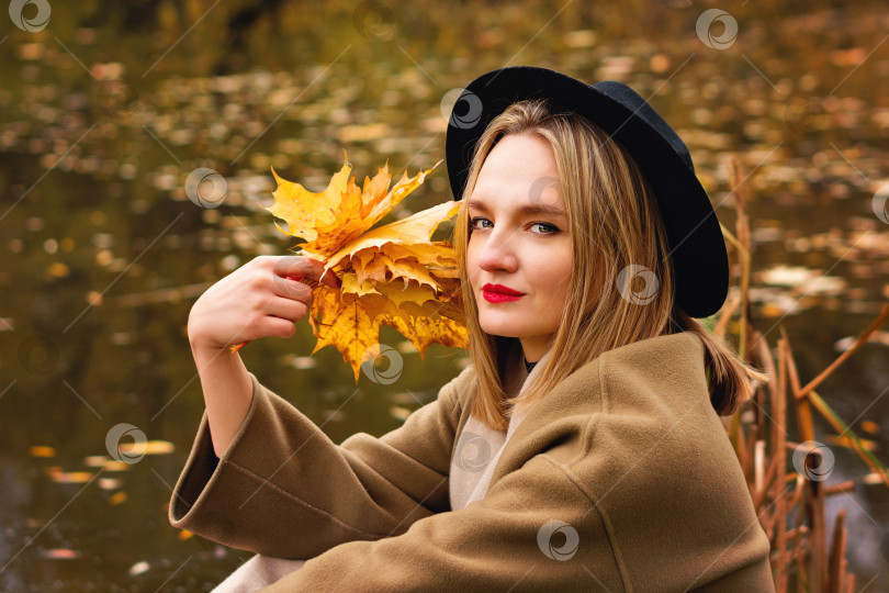 Скачать Женщина в осенний сезон фотосток Ozero