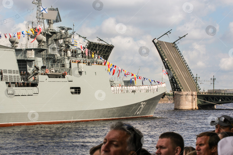 Скачать Военный корабль оторвался от Дворцового моста. фотосток Ozero