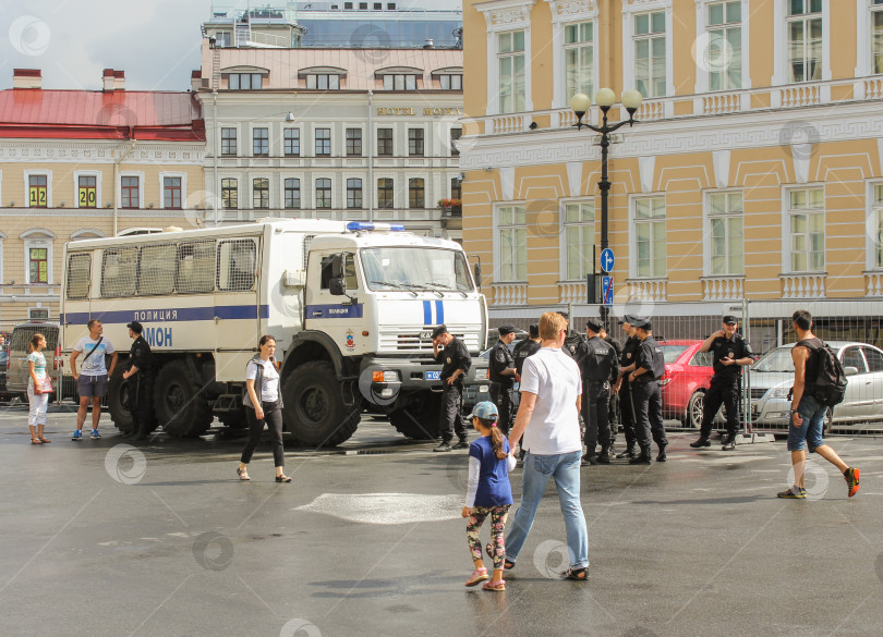 Скачать Солдаты спецназа на улицах города. фотосток Ozero