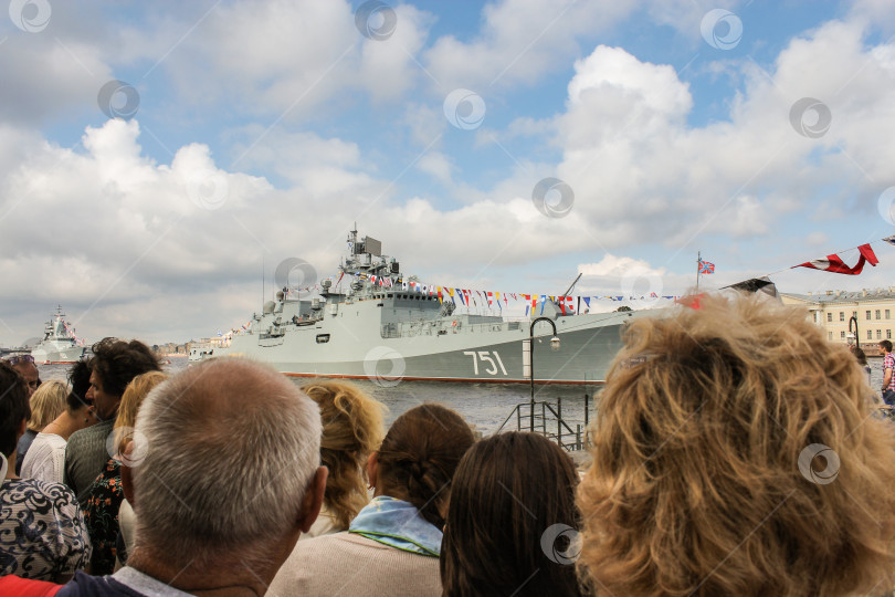 Скачать Зрители на параде военных кораблей. фотосток Ozero