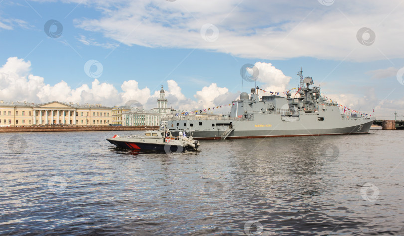 Скачать Лодка представляет собой большой военный корабль. фотосток Ozero