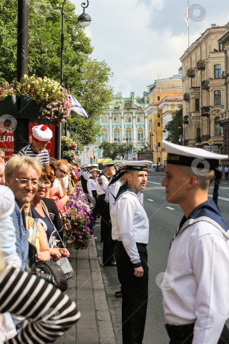 Скачать Шеренга моряков вдоль улицы в оцеплении. фотосток Ozero