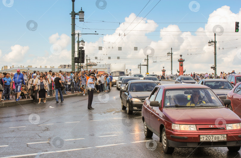 Скачать Полиция регулирует движение после парада. фотосток Ozero