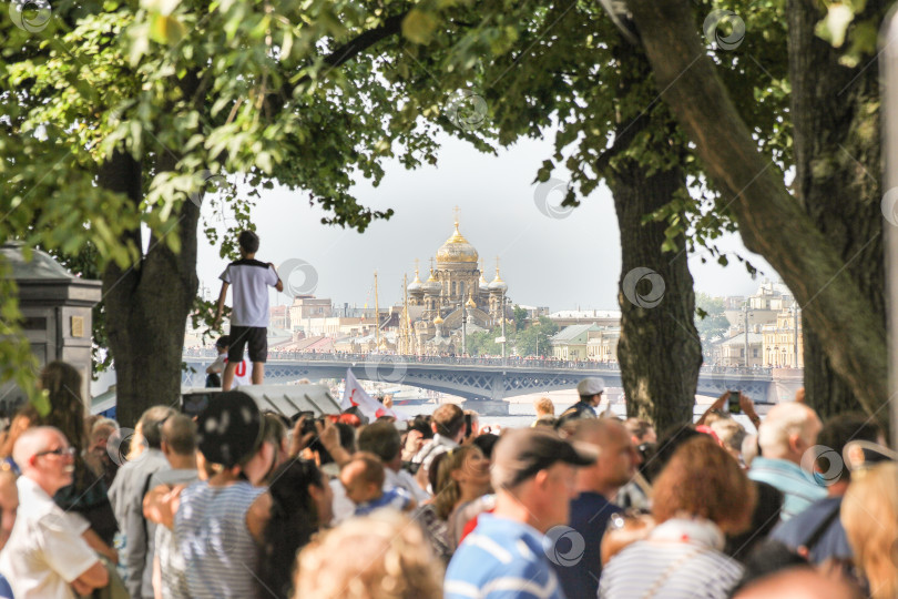 Скачать Толпа на набережной во время парада. фотосток Ozero