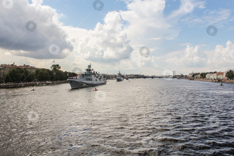 Скачать Военные корабли выстроились в линию на реке Неве. фотосток Ozero