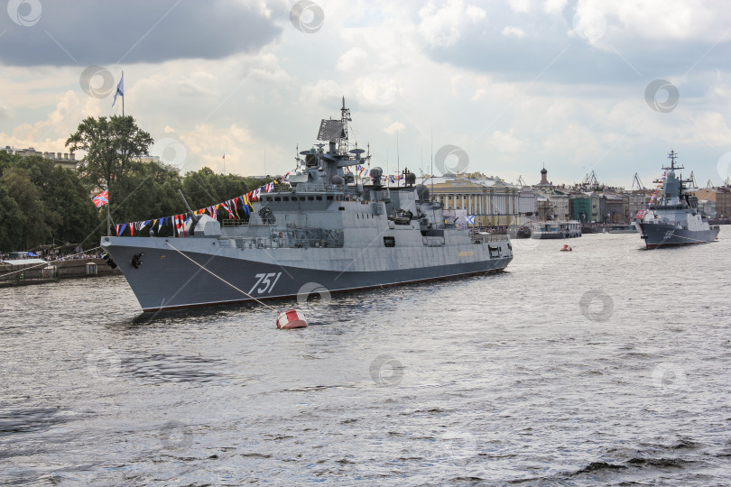 Скачать Два военных корабля напротив Адмиралтейской набережной. фотосток Ozero