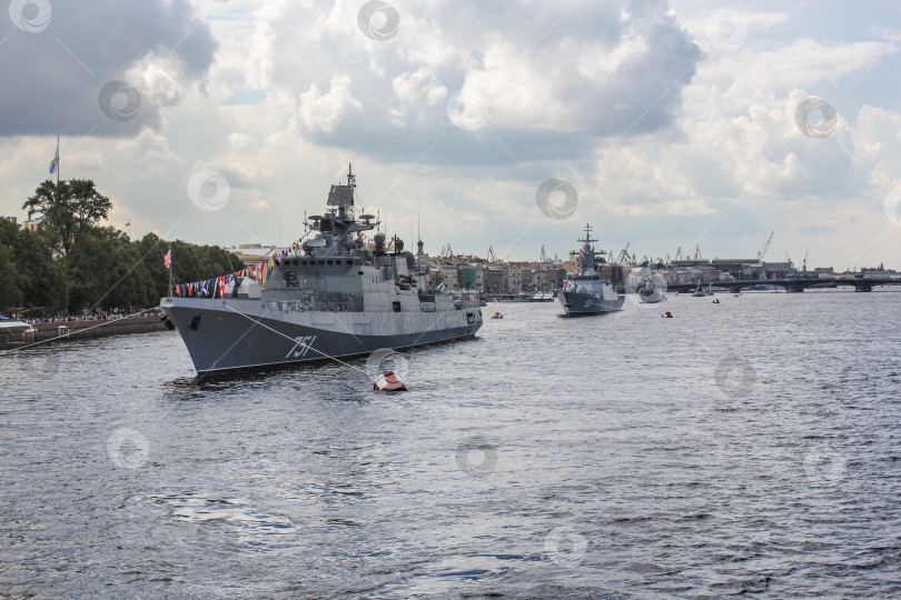 Скачать Военные корабли выстроились в линию. фотосток Ozero