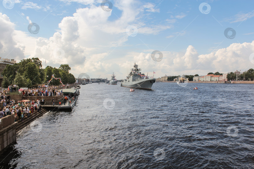 Скачать Зрители проходят парадом по набережной. фотосток Ozero