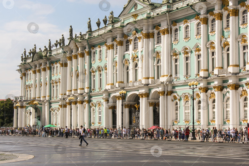 Скачать Люди расходятся после парада в Эрмитаже. фотосток Ozero