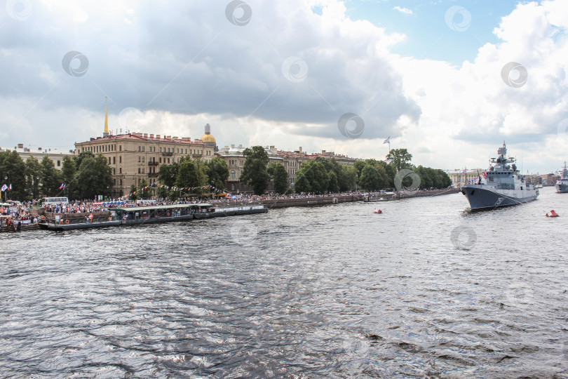 Скачать Зрители на набережной во время парада. фотосток Ozero