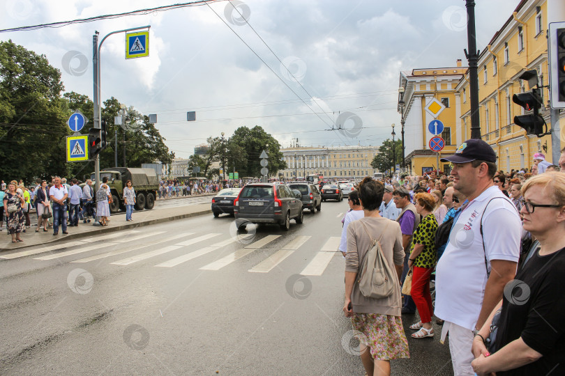 Скачать После парада люди переходят по-разному. фотосток Ozero