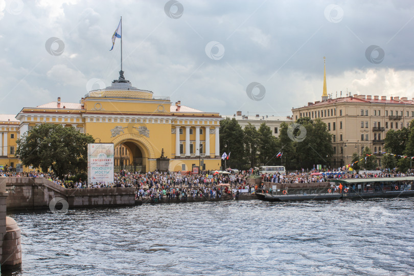 Скачать Большая толпа зрителей на Адмиралтейской набережной. фотосток Ozero