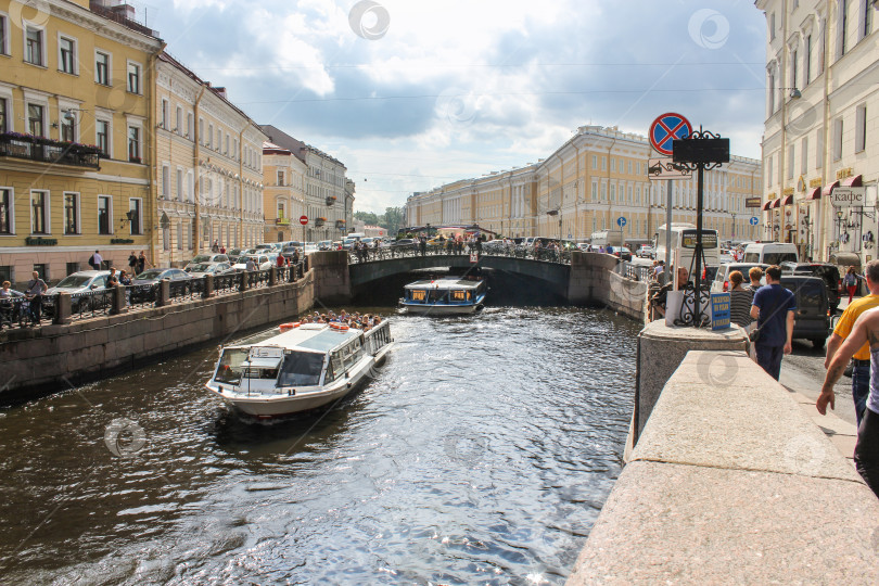 Скачать Туристические катера на реке Мойке. фотосток Ozero