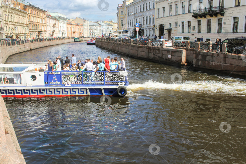 Скачать Туристы путешествуют по рекам Санкт-Петербурга. фотосток Ozero