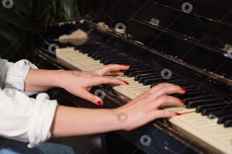 Скачать Женские руки на клавишах пианино фотосток Ozero