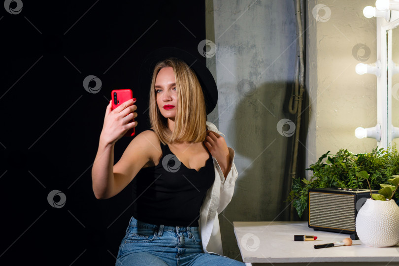 Скачать Женщина у зеркала в раздевалке фотосток Ozero