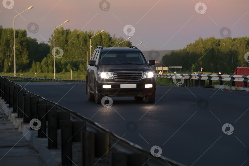 Скачать Внедорожник движется по шоссе фотосток Ozero