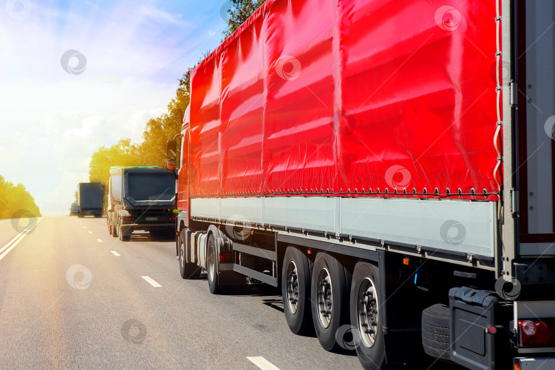 Скачать грузовики движутся дальше по шоссе фотосток Ozero