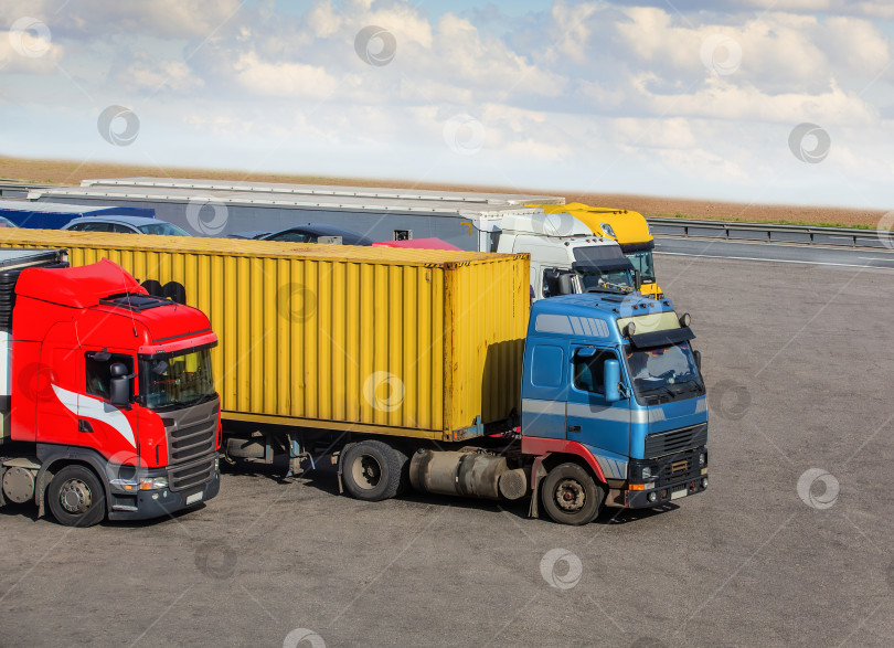 Скачать грузовики на стоянке рядом с шоссе фотосток Ozero
