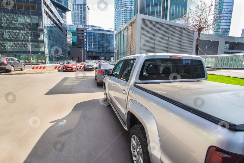 Скачать парковка автомобилей в бизнес-центре фотосток Ozero