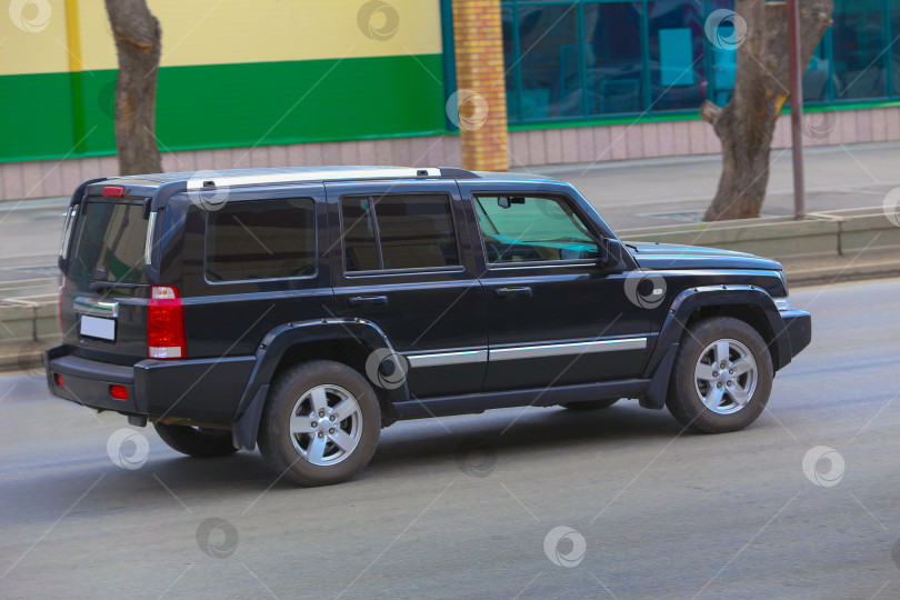 Скачать кроссовер jeep едет по городу фотосток Ozero