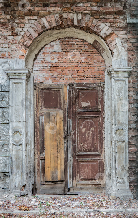 Скачать Старая деревянная дверь в разрушенном кирпичном здании фотосток Ozero