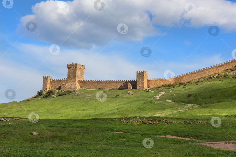 Скачать Древняя генуэзская каменная крепость на Крымском полуострове фотосток Ozero