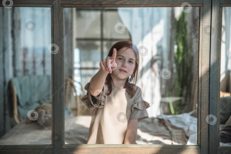 Скачать Забавная девочка дурачилась и прижималась носом к стеклу фотосток Ozero