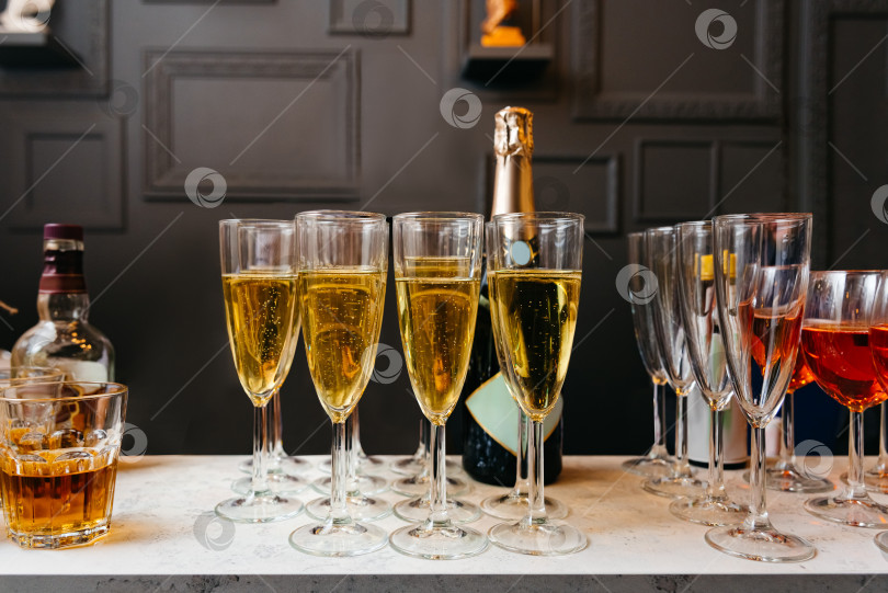 Скачать бокалы для шампанского на барной стойке в ресторане, напитки для вечеринок фотосток Ozero
