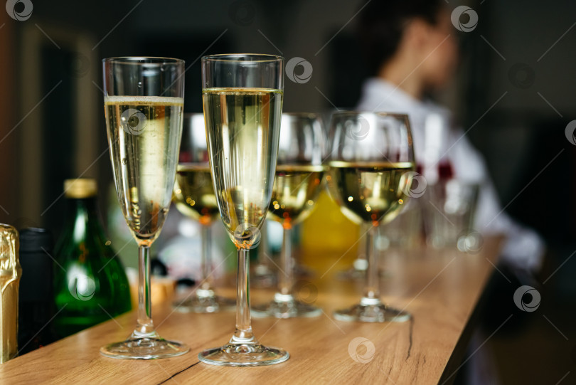 Скачать Бокалы с шампанским на барной стойке в ресторане. Избирательный фокус. фотосток Ozero