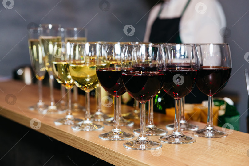 Скачать Бокалы с разными винами на барной стойке, вид крупным планом фотосток Ozero