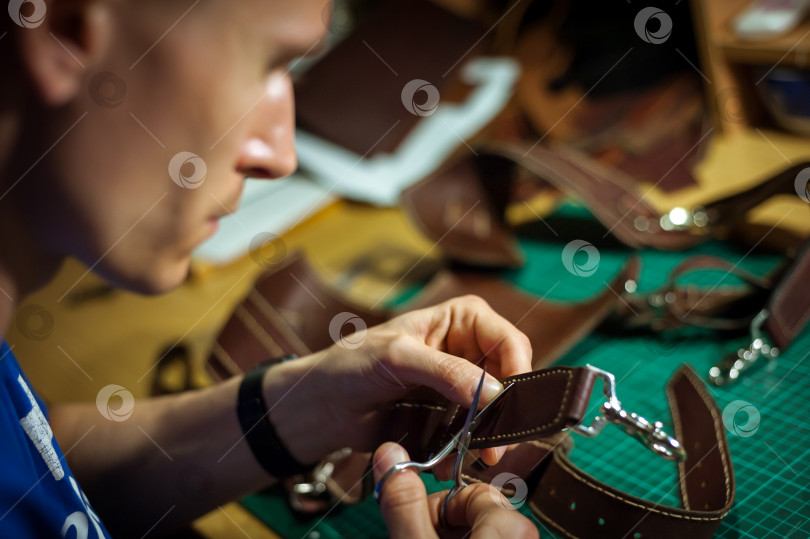 Скачать Производство кожаных изделий крупным планом. фотосток Ozero