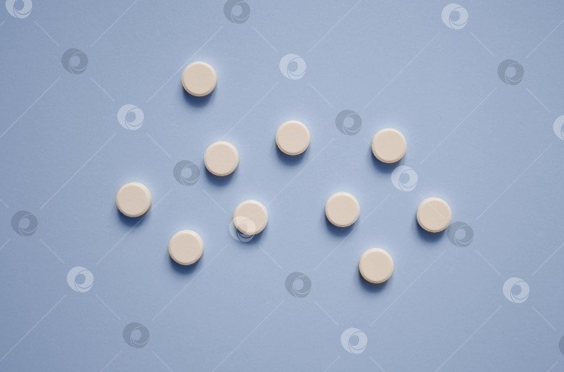 Скачать круглые белые таблетки на синем фоне, лекарства, день медицинского работника, медицинская помощь, баннер для больницы фотосток Ozero