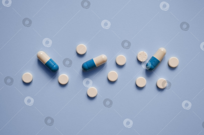 Скачать таблетки и капсулы на синем фоне в центре, медикаменты, день медицинского работника, медицинская помощь, баннер для больницы фотосток Ozero