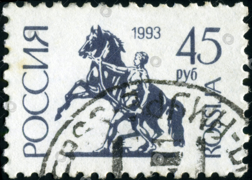 Скачать РОССИЯ - ОКОЛО 1992 года: На марке, напечатанной в России, изображена скульптура всадника, ведущего лошадь под уздцы, на Аничковом мосту в Санкт-Петербурге, около 1992 года фотосток Ozero