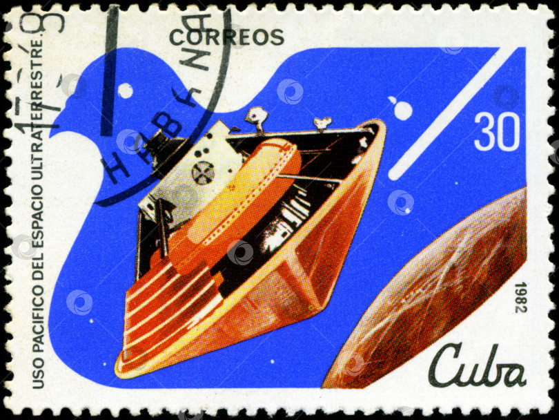 Скачать КУБА - ОКОЛО 1982 года: Марка, напечатанная на КУБЕ, спутник, космическая станция, мирное использование космического пространства, около 1982 года фотосток Ozero