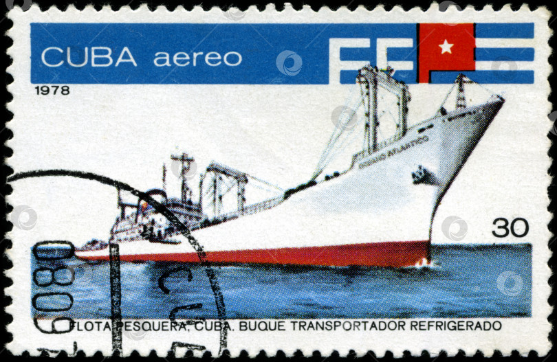 Скачать КУБА - ОКОЛО 1978 года: На марке, напечатанной Кубой, изображен транспортный рефрижератор, марка из серии, посвященной рыболовецкому флоту Кубы, около 1978 года. фотосток Ozero