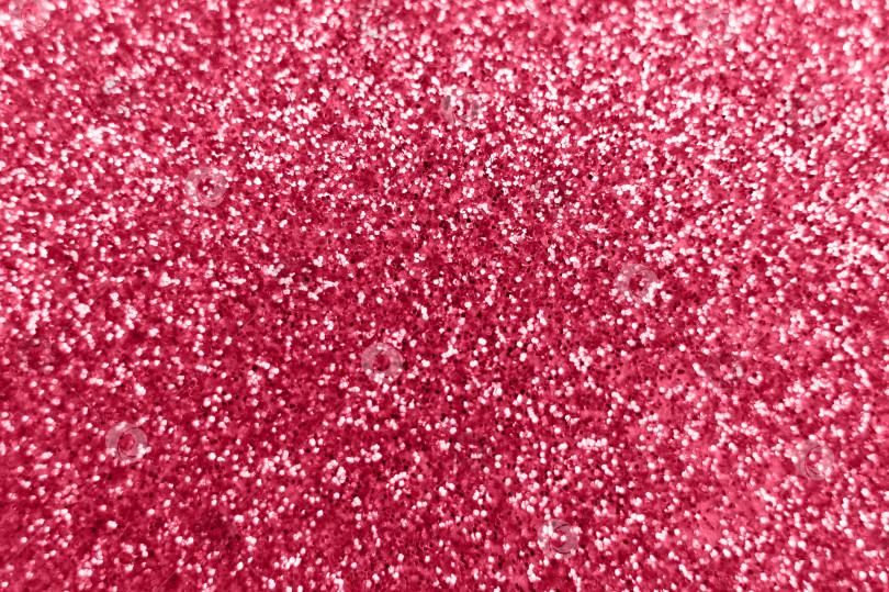 Скачать размытый красно-розовый фиолетовый блестящий фон крупным планом. расфокусированный. окрашен в viva magenta, трендовый цвет 2023 года фотосток Ozero