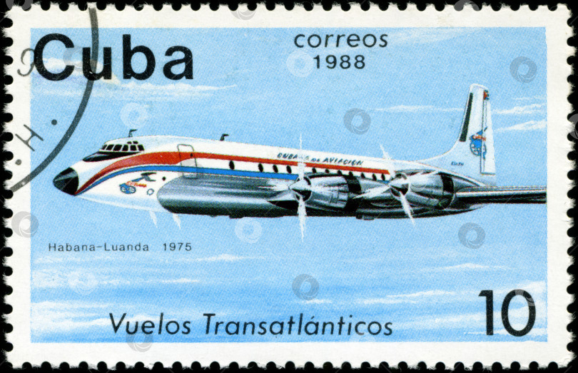 Скачать КУБА - ОКОЛО 1988 года: На марке, напечатанной на КУБЕ, изображен самолет, совершающий трансатлантический перелет, Гавана - Луанда в 1975 году, около 1988 года фотосток Ozero