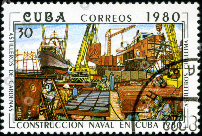 Скачать КУБА - ОКОЛО 1980 года: На марке, напечатанной на Кубе, изображена верфь из серии "Строительство кораблей на Кубе", около 1980 года. фотосток Ozero