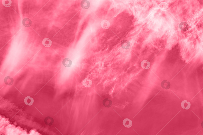 Скачать фон красивого ярко-красного розово-фиолетового дневного неба с белыми перистыми облаками и следом от самолета. окрашен в viva magenta, трендовый цвет 2023 года фотосток Ozero