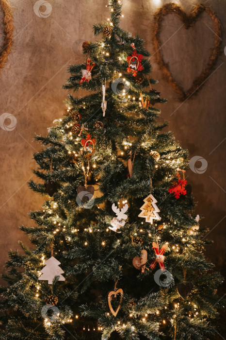 Скачать время Рождества и нового года. рождественская елка, украшенная в винтажном ретро-скандинавском стиле игрушками и светящимися гирляндами. зеленая пихта или ельник. сезон зимних каникул дома фотосток Ozero