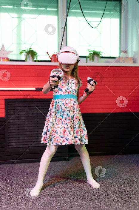 Скачать vr-игра и виртуальная реальность. девочка-геймер восьми лет весело играет в футуристический симулятор видеосъемки или исследует учебную игру в 3d-очках и джойстиках по технологии vr room фотосток Ozero