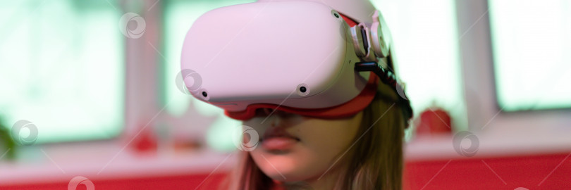 Скачать vr-игра и виртуальная реальность. девочка-геймер восьми лет весело играет в футуристический симулятор видеосъемки или исследует учебную игру в 3d-очках и джойстиках по технологии vr room фотосток Ozero