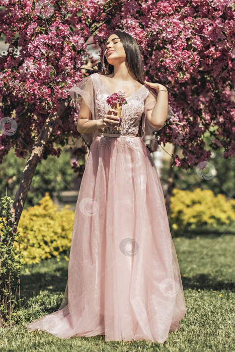 Скачать Розовые цветы сад девушка деревья настроение счастье, туризм в Азии, цветущий традиционный сезонный фон апрель.вафельный рожок с цветами фотосток Ozero