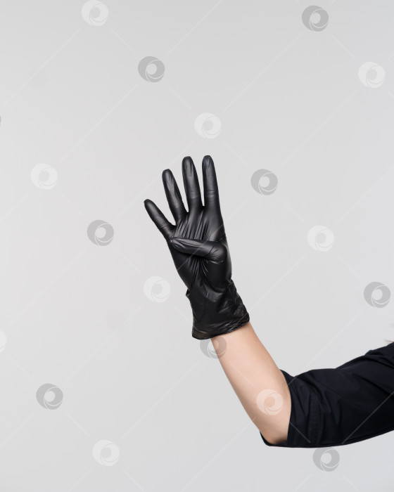 Скачать Рука косметолога в черной перчатке фотосток Ozero