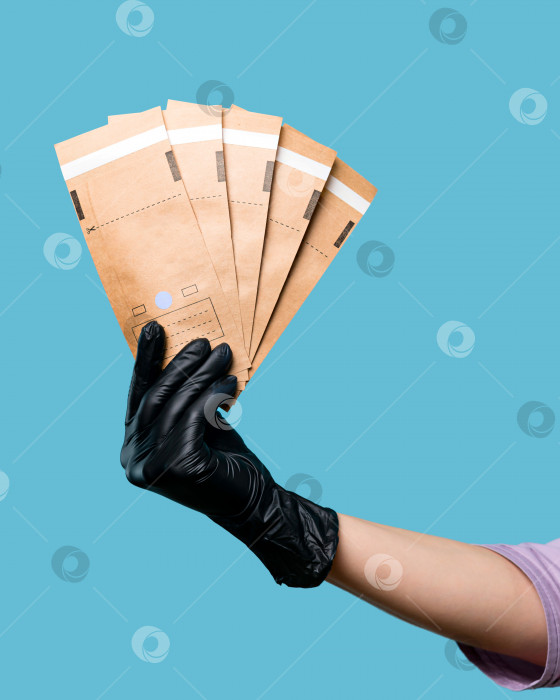 Скачать Косметолог держит бумажные пакеты фотосток Ozero