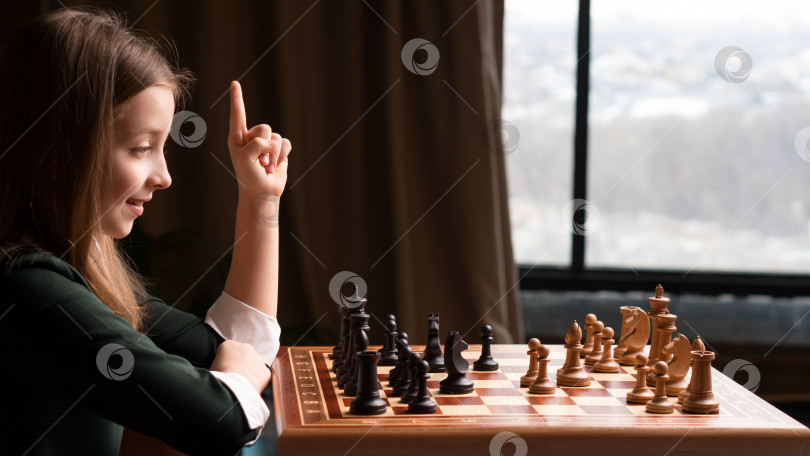 Скачать Школьница-шахматистка фотосток Ozero