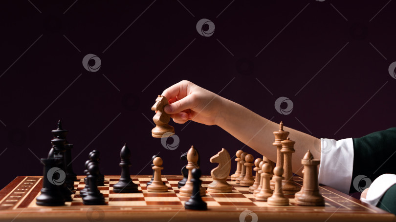 Скачать Рука с шахматной фигурой фотосток Ozero